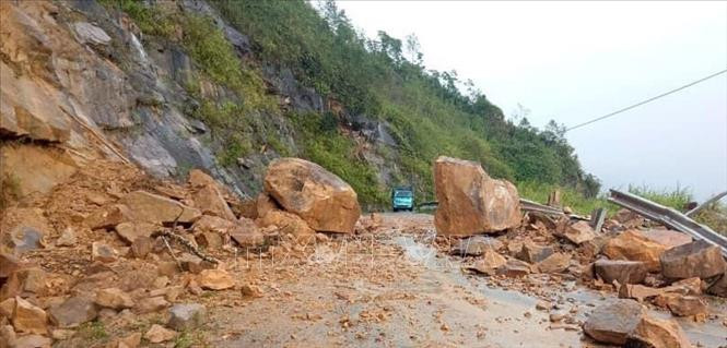 Tại Km17+700 đường tỉnh 129 thuộc Căn Tỷ 2, xã Ma Quai, huyện Sìn Hồ, sạt đá ta luy dương xảy ra gây tắc đường, nguy hiểm cho người và phương tiện khi lưu thông. Ảnh: TTXVN phát