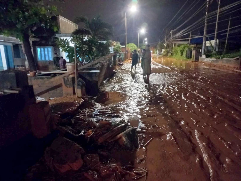 Một phần tuyến đường Lạc Long Quân thuộc xã Tiến Thành, thành phố Phan Thiết bị cát đỏ tràn xuống gây ngập đường. Ảnh: Nguyễn Thanh - TTXVN