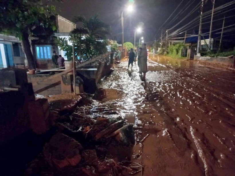 Một phần tuyến đường Lạc Long Quân thuộc xã Tiến Thành, thành phố Phan Thiết bị cát đỏ tràn xuống gây ngập đường. Ảnh: Nguyễn Thanh - TTXVN