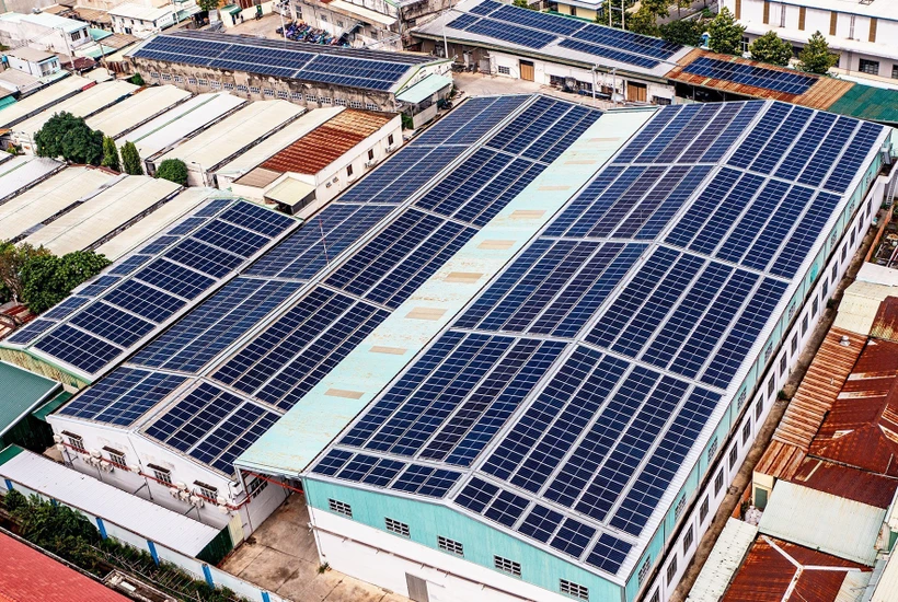 Một hệ thống điện mặt trời áp mái tại Thành phố Hồ Chí Minh. Ảnh: Hồng Đạt - TTXVN