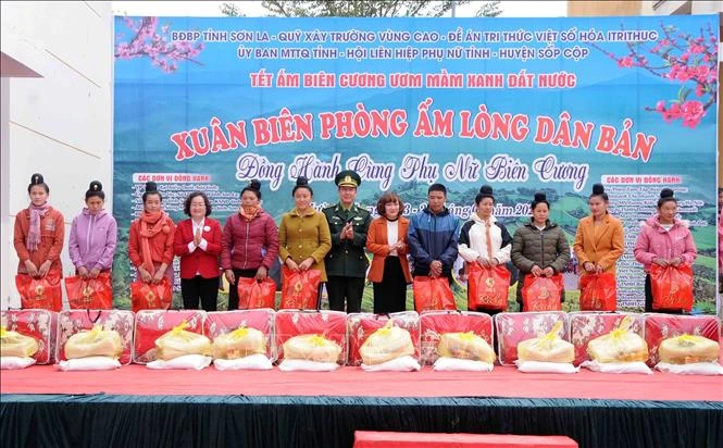 Tặng quà cho các gia đình chính sách, gia đình có hoàn cảnh khó khăn chăm khó khăn trên địa bàn biên giới xã Mường Và (huyện Sốp Cộp). Ảnh: Quang Quyết-TTXVN