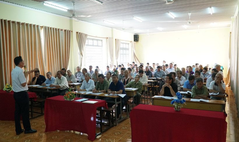 Thạc sỹ Lý Trọng Nhân, Trưởng Ban Dân tộc tỉnh Bình Phước, báo cáo các nội dung tại buổi tập huấn. Ảnh: Lâm Á Rịa