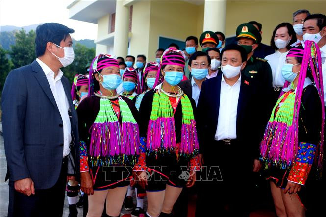 Đồng chí Nguyễn Xuân Thắng nói chuyện cùng người dân Pò Hèn. Ảnh: Thanh Vân-TTXVN