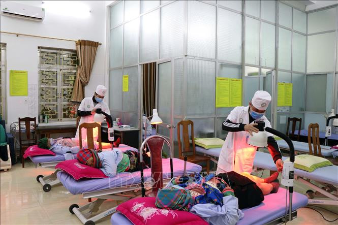 Bệnh nhân ngoại tỉnh có thẻ Bảo hiểm y tế được điều trị nội trú tại Bệnh viện phục hồi chức năng tỉnh Sơn La. Ảnh: Hữu Quyết - TTXVN