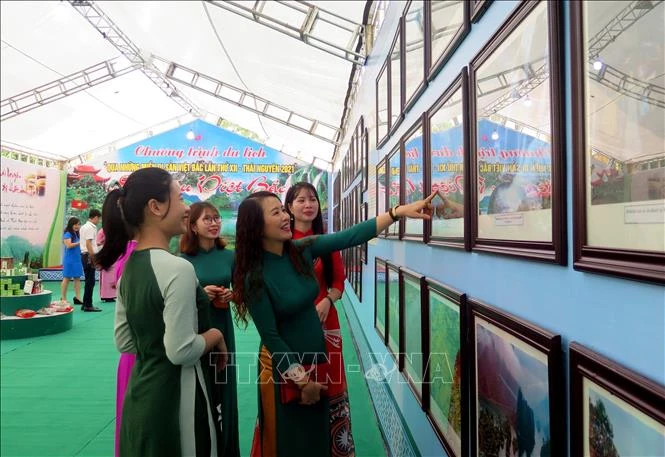 Khách tham quan Triển lãm ảnh “Du lịch văn hóa, lịch sử và sinh thái vùng Việt Bắc”. Ảnh: Thu Hằng-TTXVN