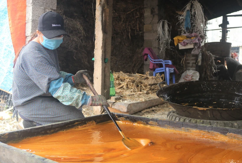 Sản xuất đường phèn từ mía ở làng nghề đường phên Bó Tờ (thị trấn Hòa Thuận, huyện Quảng Hòa, tỉnh Cao Bằng). Ảnh: Chu Hiệu-TTXVN.