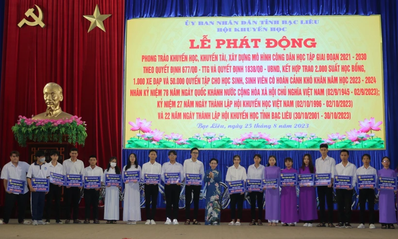 Bạc Liêu trao 2000 học bổng tiếp sức cho học sinh, sinh viên vượt khó