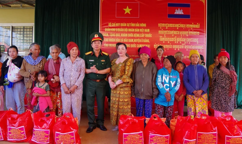 Bộ Chỉ huy Quân sự tỉnh Đắk Nông trao 300 suất quà cho các hộ nghèo xã Đắk Đam (huyện Ô răng, tỉnh Mondulkiri, Campuchia). Ảnh: TTXVN phát