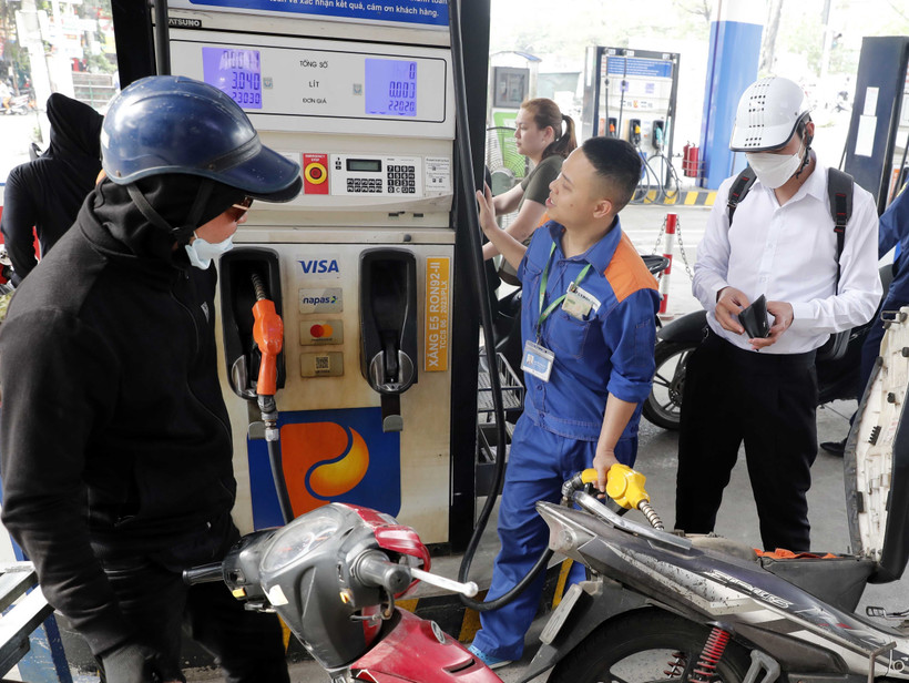Mua bán xăng, dầu tại một điểm kinh doanh xăng, dầu Petrolimex. Ảnh: Trần Việt - TTXVN