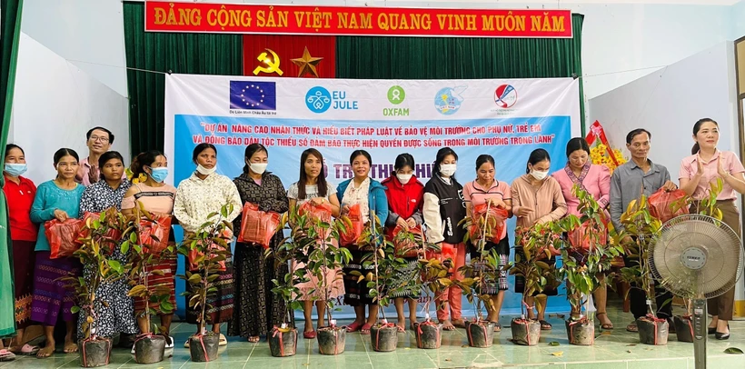 Thông qua mô hình "Một hố rác - Một cây xanh", dự án đã hỗ trợ 180 cây vú sữa Lò Rèn cho bà con hai xã Vạn Ninh và Trường Xuân, huyện Quảng Ninh, Quảng Bình. Ảnh: Võ Dung - TTXVN