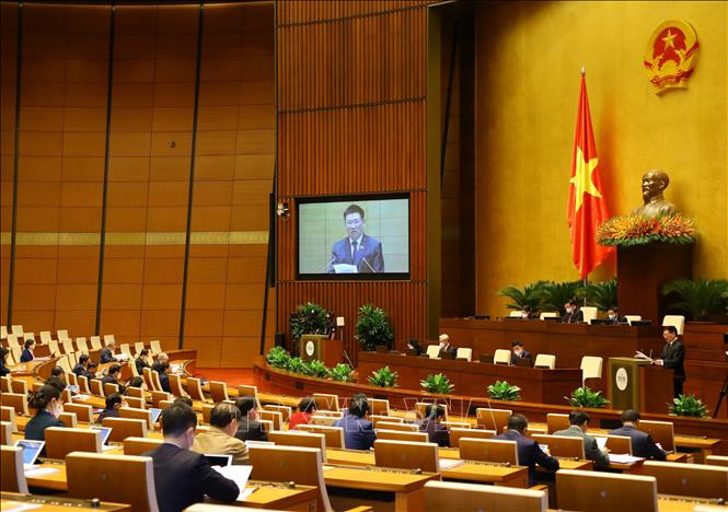 Bộ trưởng Bộ Tài chính Hồ Đức Phớc trình bày Tờ trình về dự án Luật Kinh doanh bảo hiểm (sửa đổi). Ảnh: Văn Điệp - TTXVN
