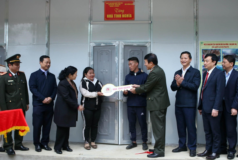 Thượng tướng Lương Tam Quang trao chìa khóa nhà tình nghĩa cho gia đình anh Mào Văn Vương, hộ nghèo tại tổ dân phố Pa So, thị trấn Phong Thổ, huyện Phong Thổ, tỉnh Lai Châu. Ảnh: Quý Trung – TTXVN