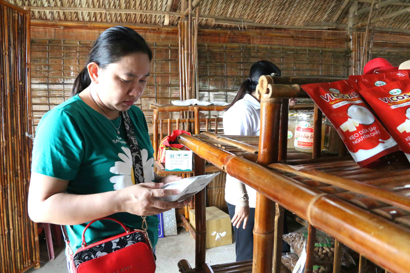 Khách ngoài tỉnh tham quan, mua các sản phẩm OCOP tại Cửa hàng giới thiệu sản phẩm OCOP tại thị xã Duyên Hải, tỉnh Trà Vinh. Ảnh: Thanh Hòa - TTXVN