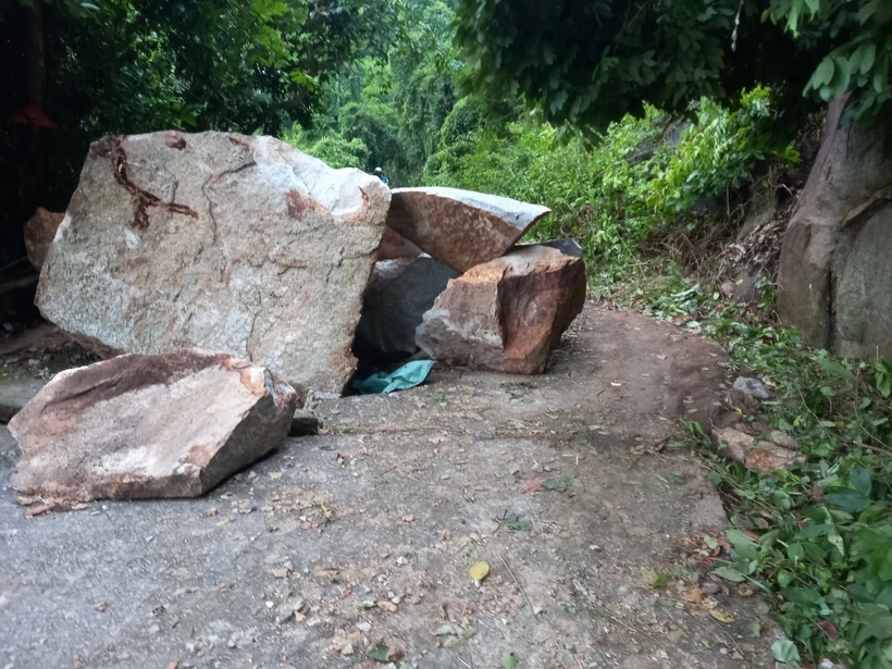 6 tảng đá nặng khoảng 20 tấn lăn xuống núi Ba Thê do ảnh hưởng bởi mưa lớn. Ảnh: TTXVN phát