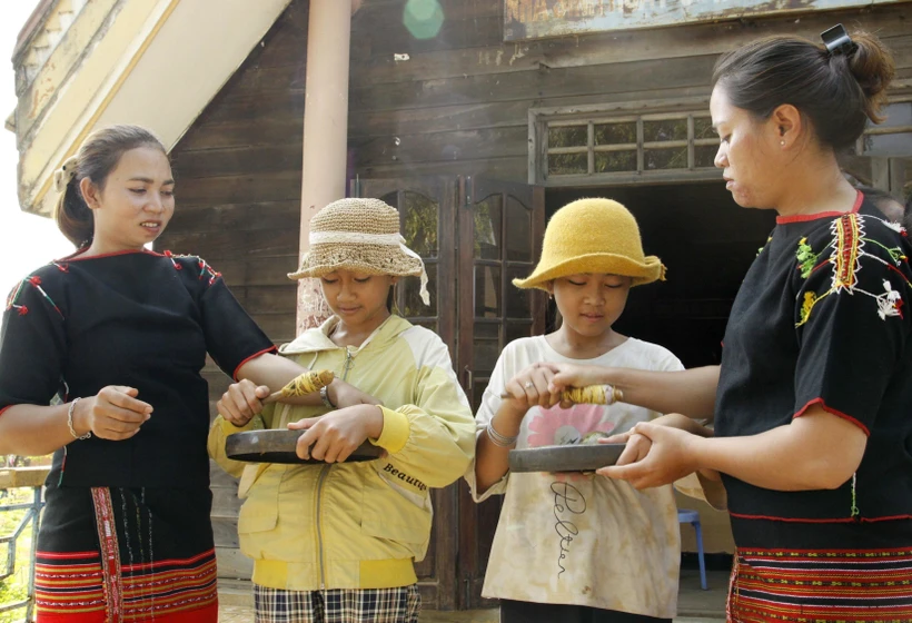 Lớp truyền dạy đánh cồng chiêng cho thế hệ trẻ tại huyện Krông Ana trong khuôn khổ dự án. Ảnh: TTXVN