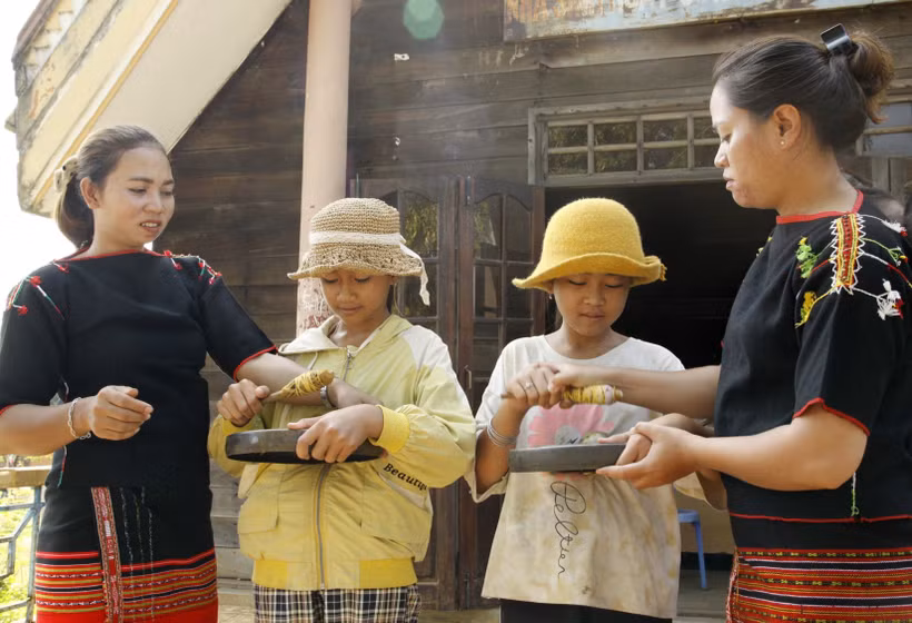 Lớp truyền dạy đánh cồng chiêng cho thế hệ trẻ tại huyện Krông Ana trong khuôn khổ dự án. Ảnh: TTXVN