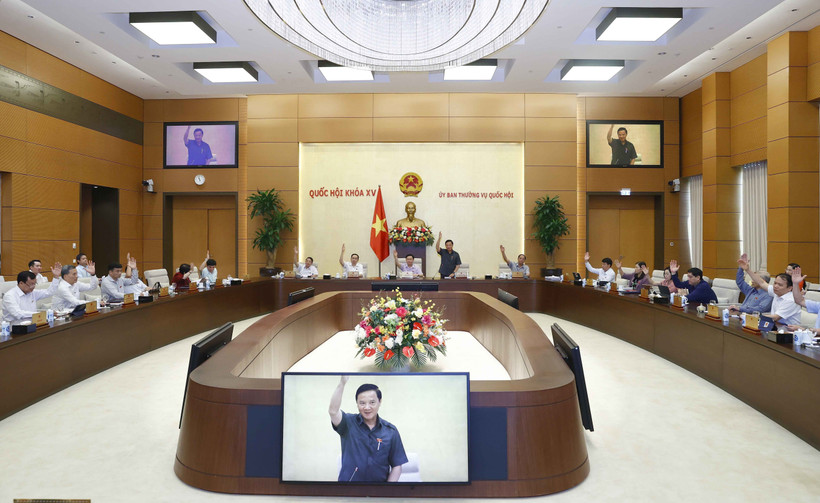 Ủy ban Thường vụ Quốc hội biểu quyết thông qua dự án Pháp lệnh. Ảnh: Doãn Tấn - TTXVN