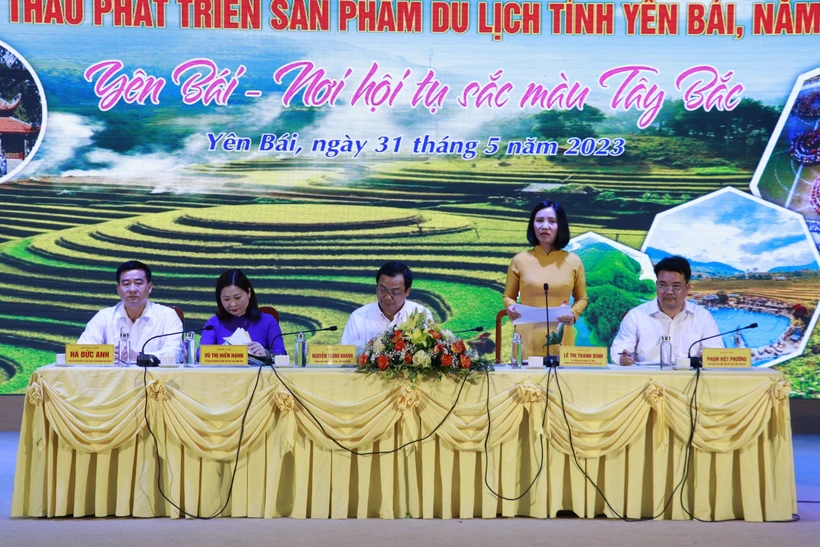 Các đồng chí chủ trì Hội thảo với chủ đề “Yên Bái - Nơi hội tụ sắc màu Tây Bắc”. Ảnh: Việt Dũng - TTXVN