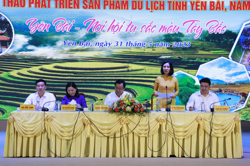 Các đồng chí chủ trì Hội thảo với chủ đề “Yên Bái - Nơi hội tụ sắc màu Tây Bắc”. Ảnh: Việt Dũng - TTXVN