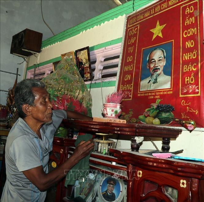 Ông Danh Nâu, ấp Hòa Út, xã Định Hòa treo ảnh thờ Bác Hồ trang trọng trong nhà. Ảnh: Lê Sen - TTXVN