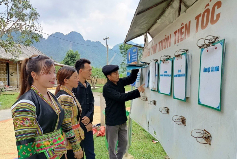 Ông Giàng A Chềnh (đứng thứ nhất) người uy tín thôn Tiên Tốc, xã Bình An huyện Lâm Bình, tuyên truyền cho bà con dân tộc Mông các chính sách, pháp luật và ảnh hưởng của tảo hôn và hôn nhân cận huyết thống. Ảnh: Thu Huyền
