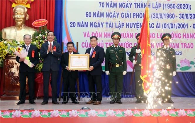 Bí thư Tỉnh ủy Ninh Thuận Nguyễn Đức Thanh trao tặng Huân chương Lao động hạng Nhì của Chủ tịch nước cho Đảng bộ huyện Bác Ái. Ảnh: Công Thử - TTXVN