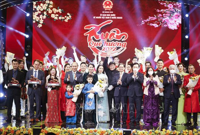Chủ tịch nước Nguyễn Xuân Phúc cùng Phu nhân và các đồng chí Lãnh đạo Đảng, Nhà nước, Mặt trận Tổ quốc Việt Nam chung vui với kiều bào và nghệ sĩ tại Chương trình Xuân Quê hương năm 2022. Ảnh: Thống Nhất – TTXVN