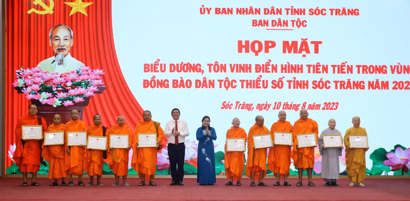 Biểu dương và tặng Bằng khen của UBND tỉnh cho người có uy tín trong đồng bào dân tộc thiểu số. Ảnh: Tuấn Phi-TTXVN