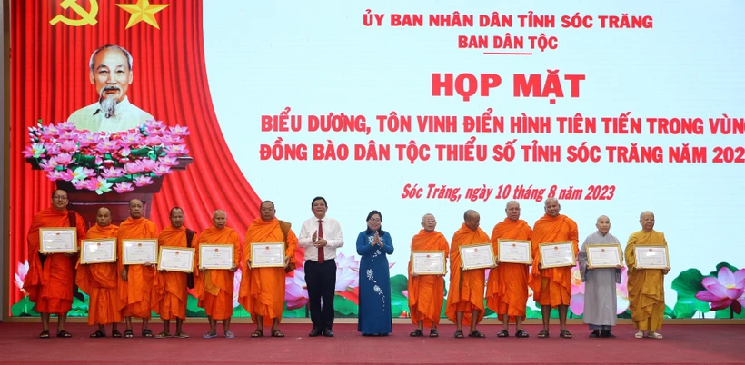 Biểu dương và tặng Bằng khen của UBND tỉnh cho người có uy tín trong đồng bào dân tộc thiểu số. Ảnh: Tuấn Phi-TTXVN