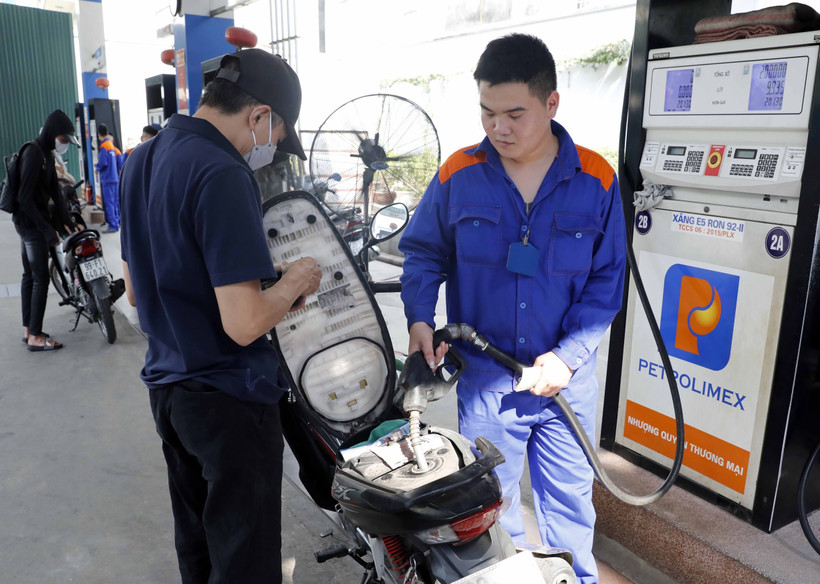 Mua bán xăng, dầu tại một cửa hàng kinh doanh xăng dầu trên địa bàn Hà Nội. Ảnh: Trần Việt - TTXVN