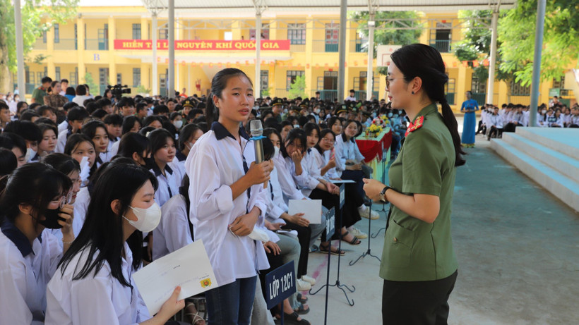 Chương trình tuyên truyền phòng, chống tội phạm mua bán người cho học sinh và cán bộ, giáo viên Trường THPT Sơn Dương, huyện Sơn Dương, Tuyên Quang. Ảnh: Thu Huyền