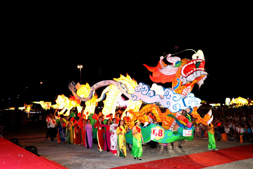 Mô hình Rồng vàng huyền thoại của tổ 6, phường Tân Quang, thành phố Tuyên Quang. Ảnh: Thu Huyền