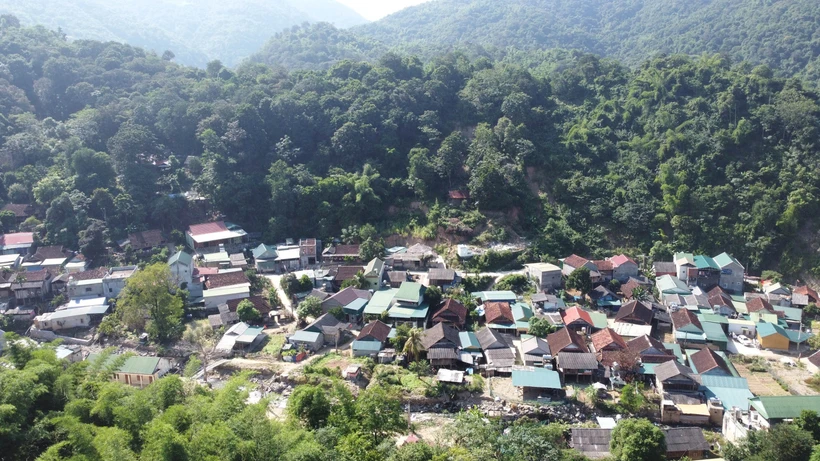 Bản Hoà Sơn, xã Tà Cạ (Kỳ Sơn, Nghệ An) có 72 hộ nằm trong diện phải di dời nhưng vẫn phải bám trụ vì khu tái định cư chưa hoàn thành. Ảnh: Văn Tý - TTXVN