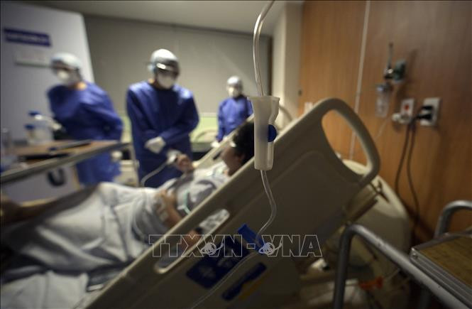 Điều trị cho bệnh nhân nhiễm COVID-19 tại Coacalco, Mexico. Ảnh: AFP/TTXVN