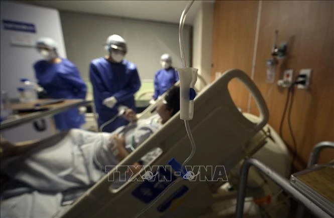 Điều trị cho bệnh nhân nhiễm COVID-19 tại Coacalco, Mexico. Ảnh: AFP/TTXVN