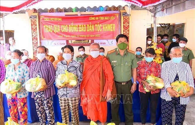 Ban tổ chức tặng quà cho bà con dân tộc Khmer. Ảnh: Chanh Đa - TTXVN phát