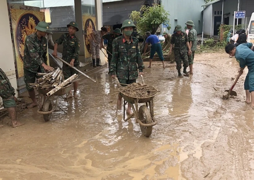 Kon Tum hỗ trợ người dân bị ảnh hưởng mưa lũ