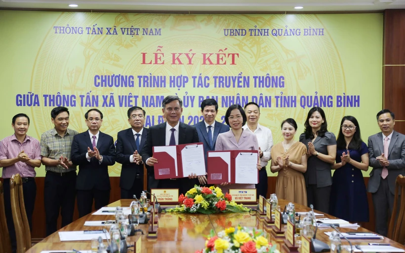 Tổng Giám đốc TTXVN Vũ Việt Trang và Chủ tịch UBND tỉnh Quảng Bình Trần Thắng ký kết văn kiện hợp tác truyền thông giai đoạn 2023 - 2026. Ảnh: Tá Chuyên – TTXVN