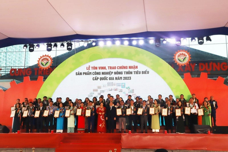 Đại diện Lãnh đạo các bộ, ngành trao Giấy chứng nhận sản phẩm CNNT tiêu biểu 2023 cho doanh nghiệp, cơ sở sản xuất. Ảnh: haiquanonline.com.vn