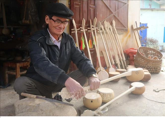 Nghệ nhân Trương Văn Đức (tổ 3, phường Hòa Chung, thành phố Cao Bằng, tỉnh Cao Bằng) say mê với nghề chế tác đàn tính. Ảnh: Chu Hiệu - TTXVN