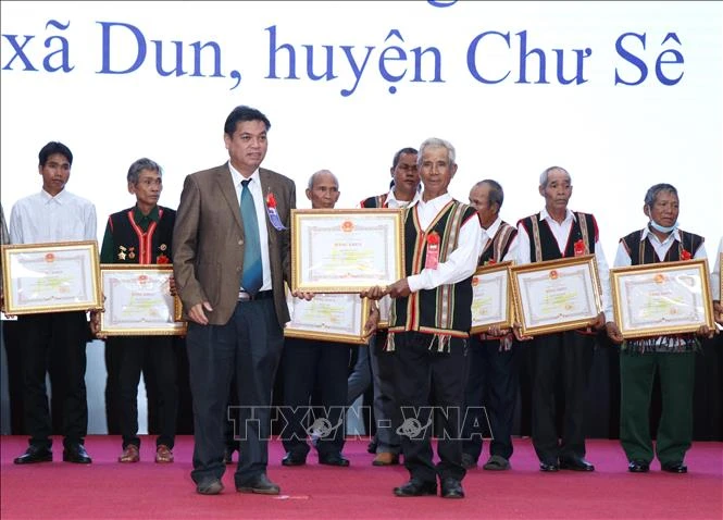 Trao Bằng khen cho 200 cá nhân vì có nhiều đồng góp thành tích xuất sắc trong việc tập hợp xây dựng khối đại đoàn kết dân tộc ở khu dân cư giai đoạn 2018 - 2020. Ảnh: Quang Thái - TTXVN