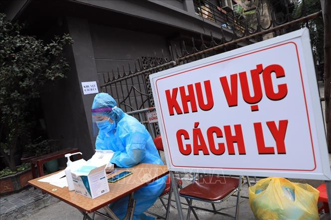 Lực lượng chức năng tiến hành phong toả nơi ở của bệnh nhân 2234. Ảnh: Minh Đức - TTXVN