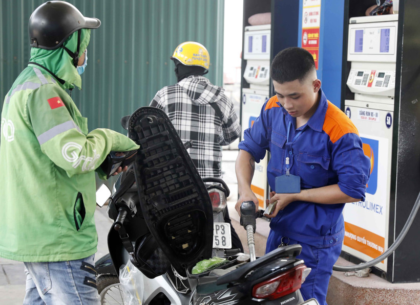 Mua bán xăng dầu tại một điểm kinh doanh xăng dầu của Petrolimex trên địa bàn Hà Nội. Ảnh: Trần Việt - TTXVN
