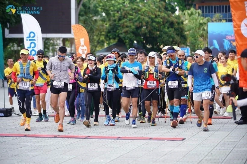 Các vận động viên tham gia Giải chạy Siêu đường mòn "Non nước Cao Bằng" 2023. Ảnh: TTXVN phát