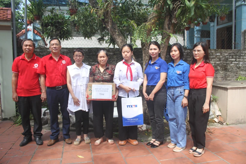 Trao quà và học bổng cho em Quách Đỗ Minh Châu tại xã Ninh Khang (Hoa Lư, Ninh Bình). Ảnh: Hải Yến - TTXVN