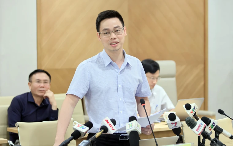 Ông Trần Quang Hưng, Phó Cục trưởng tập sự Cục An toàn thông tin trả lời các câu hỏi của phóng viên đại diện cho các cơ quan báo chí tại họp báo. Ảnh: mic.gov.vn