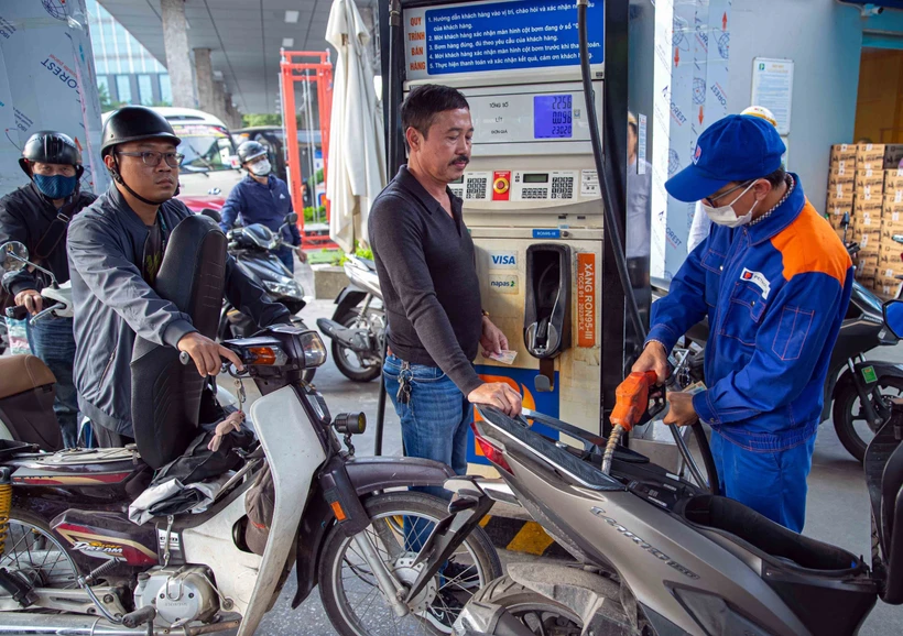 Mua, bán xăng tại cửa hàng kinh doanh xăng, dầu Petrolimex. Ảnh: Trần Việt - TTXVN