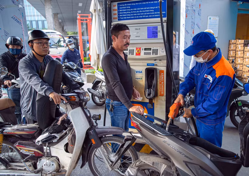 Mua, bán xăng tại cửa hàng kinh doanh xăng, dầu Petrolimex. Ảnh: Trần Việt - TTXVN