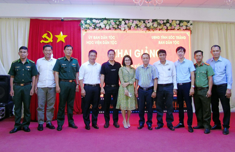 Lãnh đạo Học viện Dân tộc và Ban Dân tộc, đại diện các Sở ngành tỉnh tại buổi khai giảng lớp bồi dưỡng. Ảnh: TTXVN/phát
