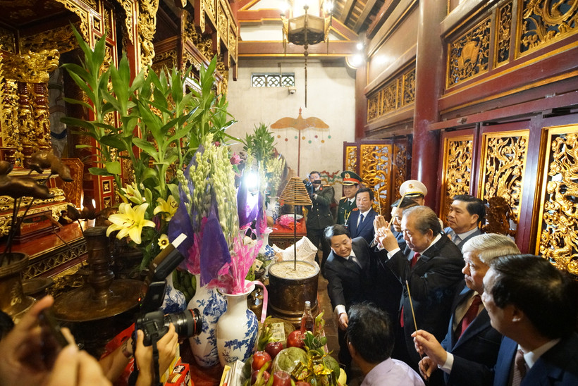 Phó Thủ tướng Thường trực Trương Hòa Bình dẫn đầu Đoàn đại biểu dự Đại hội đại biểu toàn quốc các dân tộc thiểu số Việt Nam lần thứ II dâng hương tưởng nhớ, tri ân công đức các Vua Hùng tại điện Kính Thiên. Ảnh: Hoàng Hà